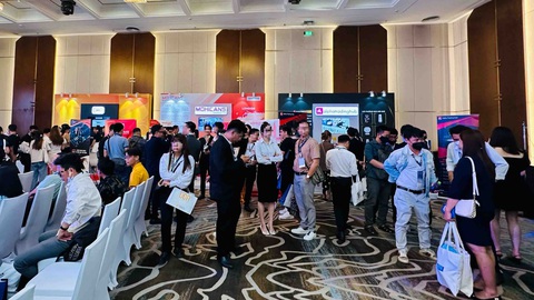 Đầu tư vào các sàn Forex, chứng khoán quốc tế: Thêm chiêu trò gọi đầu tư sàn Forex - Ảnh 1. Bên trong “Ngày hội đầu tư Info Finance” là các gian hàng của các sàn môi giới vàng, chứng khoán quốc tế, Forex - Ảnh: BÔNG MAI