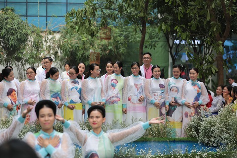 Hơn 100 y bác sĩ Bệnh viện Hùng Vương trở thành… người mẫu, ca sĩ - Ảnh 6. Hơn 100 y bác sĩ Bệnh viện Hùng Vương trở thành… người mẫu, ca sĩ - Ảnh 6.