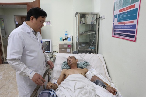 Nối cánh tay bị đứt rời cho người đàn ông ngã từ độ cao 8m - Ảnh 1. Nối cánh tay bị đứt rời cho người đàn ông ngã từ độ cao 8m - Ảnh 1.