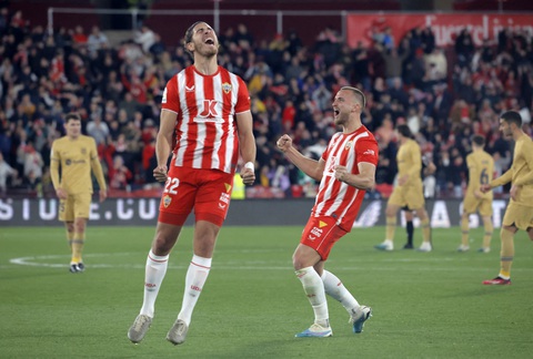 Thua sốc Almeria, Barca lỡ cơ hội đào sâu cách biệt với kình địch - Ảnh 1. Thua sốc Almeria, Barca lỡ cơ hội đào sâu cách biệt với kình địch - Ảnh 1.