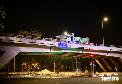 Thử tải 180 tấn đo sức chịu cầu vượt Nguyễn Hữu Cảnh - Ảnh 2. Thử tải 180 tấn đo sức chịu cầu vượt Nguyễn Hữu Cảnh - Ảnh 2.