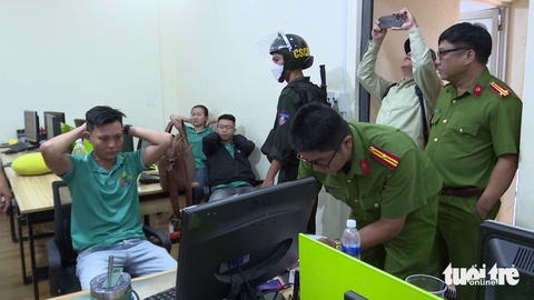 Khen thưởng cá nhân, tập thể trong vụ công ty luật đòi nợ thuê, cưỡng đoạt gần 1.000 tỉ đồng - Ảnh 1. Khen thưởng cá nhân, tập thể trong vụ công ty luật đòi nợ thuê, cưỡng đoạt gần 1.000 tỉ đồng - Ảnh 1.