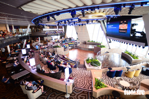 Bên trong tàu du lịch Spectrum of the Seas lớn nhất châu Á - Ảnh 7. Bên trong tàu du lịch Spectrum of the Seas lớn nhất châu Á - Ảnh 7.