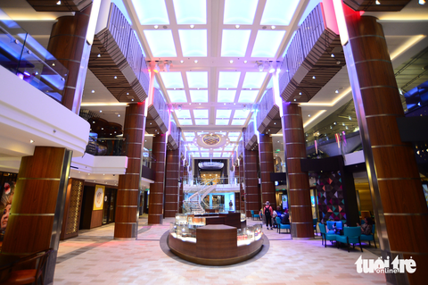 Bên trong tàu du lịch Spectrum of the Seas lớn nhất châu Á - Ảnh 11. Bên trong tàu du lịch Spectrum of the Seas lớn nhất châu Á - Ảnh 11.