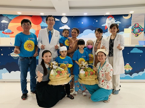 Chương trình Ước mơ của Thúy thăm thầy thuốc ba miền - Ảnh 1. Chương trình Ước mơ của Thúy thăm thầy thuốc ba miền - Ảnh 1.