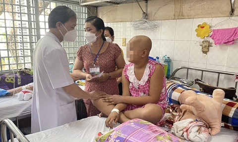 Bác sĩ giúp hàng ngàn bệnh nhân giảm nhẹ nỗi đau - Ảnh 1. Tiến sĩ, bác sĩ Đặng Huy Quốc Thịnh tặng quà cho bệnh nhi - Ảnh: H.D