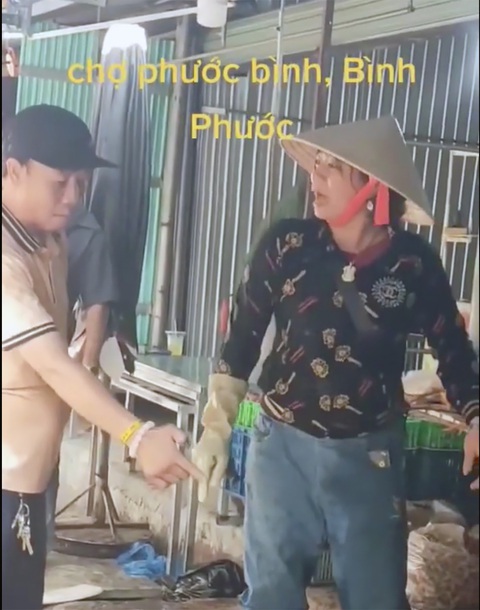 Nữ tiểu thương bán cá có hơi men xô xát với ban quản lý chợ - Ảnh 1. Nữ tiểu thương bán cá có hơi men xô xát với ban quản lý chợ - Ảnh 1.