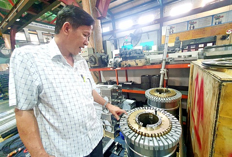Diễn đàn xây dựng nền công nghiệp tự chủ: Vừa vươn lên đã gặp khó - Ảnh 1. Ông Nguyễn Ngô Long bên dây chuyền cung cấp phụ tùng cho hơn 20 đối tác - Ảnh: C.T.