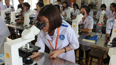 Trường đại học Tây Nguyên: "Vườn ươm" tri thức cho đại ngàn - Ảnh 4. Trường đại học Tây Nguyên tạo mọi điều kiện để sinh viên nghiên cứu, trải nghiệm - Ảnh: TRUNG TÂN
