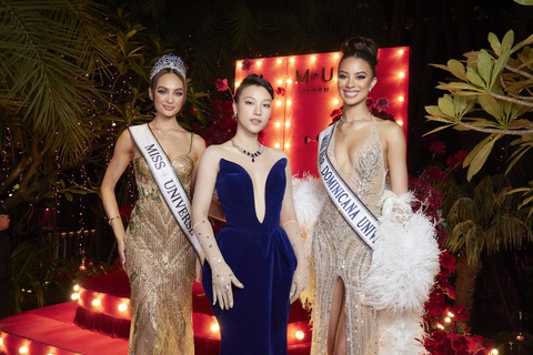 Á hậu Hoàng Oanh đọ dáng cùng đương kim Miss Universe - Ảnh 1. Á hậu Hoàng Oanh đọ dáng cùng đương kim Miss Universe - Ảnh 1.