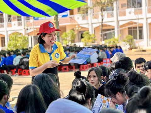 Trường đại học Tây Nguyên: "Vườn ươm" tri thức cho đại ngàn - Ảnh 2. Cán bộ tuyển sinh Trường đại học Tây Nguyên giới thiệu các ngành học cho học sinh trong Chương trình Tư vấn tuyển sinh - hướng nghiệp của Báo Tuổi Trẻ tháng 2-2023 tại thị xã Buôn Hồ (Đắk Lắk) - Ảnh: TRUNG TÂN