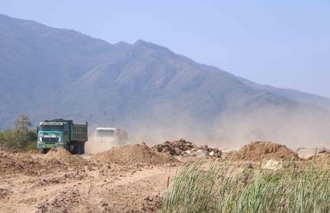 Người trồng táo Ninh Thuận điêu đứng vì bụi công trình cao tốc - Ảnh 2. Người trồng táo Ninh Thuận điêu đứng vì bụi công trình cao tốc - Ảnh 2.