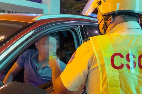 Một cảnh sát giao thông bị tông gãy chân khi kiểm tra nồng độ cồn - Ảnh 2. Một cảnh sát giao thông bị tông gãy chân khi kiểm tra nồng độ cồn - Ảnh 2.