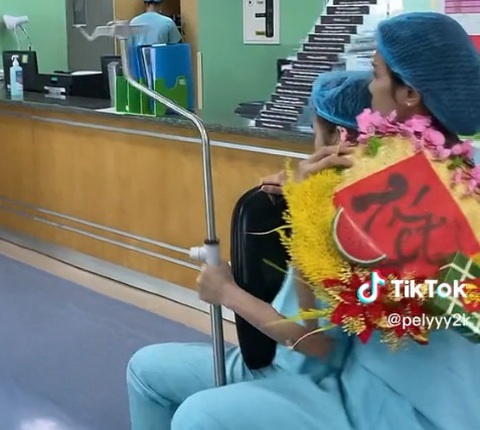 Bác sĩ trẻ đu trend trên TikTok, dân mạng mê tít - Ảnh 3. Clip hài hước của nhân viên y tế Bệnh viện ĐH Y Dược khiến dân mạng thích thú chia sẻ