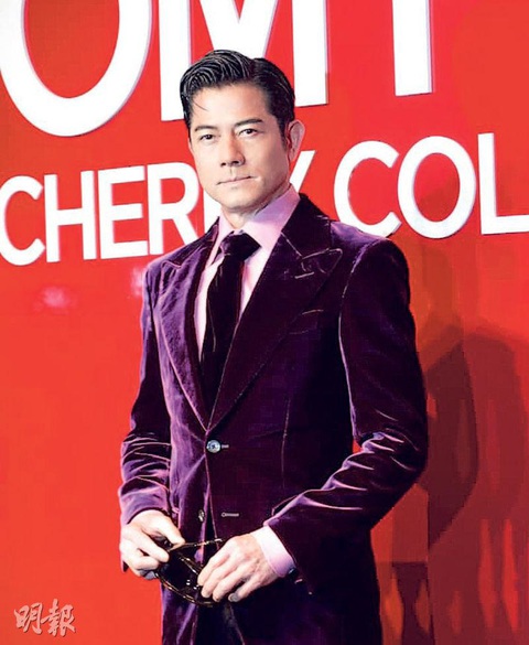Quách Phú Thành và Gong Yoo chung một khung hình, netizen khịa ‘chú Thành mỏi cổ lắm đây’! - Ảnh 2. Quách Phú Thành và Gong Yoo chung một khung hình, netizen khịa ‘chú Thành mỏi cổ lắm đây’! - Ảnh 2.