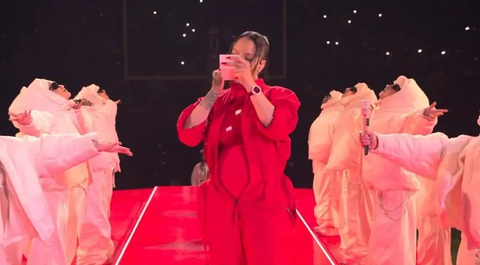 Concert khoe bụng bầu của Rihanna bị khiếu nại vì gợi dục - Ảnh 1. Concert khoe bụng bầu của Rihanna bị khiếu nại vì gợi dục - Ảnh 1.