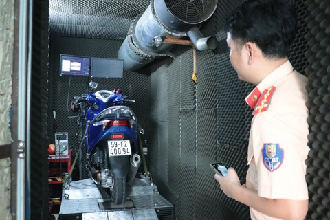 Hàng chục lò độ xe ở TP.HCM bị công an kiểm tra - Ảnh 3. Hàng chục lò độ xe ở TP.HCM bị công an kiểm tra - Ảnh 3.