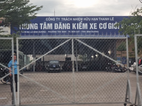 Công an phong tỏa Trung tâm đăng kiểm 61-08D tại Bình Dương - Ảnh 2. Công an phong tỏa Trung tâm đăng kiểm 61-08D tại Bình Dương - Ảnh 2.