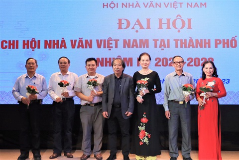 Trao giải thưởng tác giả trẻ, nhà văn nữ ấn tượng và văn học sông Mekong - Ảnh 9. Ra mắt ban chấp hành của chi hội Nhà văn Việt Nam tại TP.HCM nhiệm kỳ 2023-2028 - Ảnh: H.VY