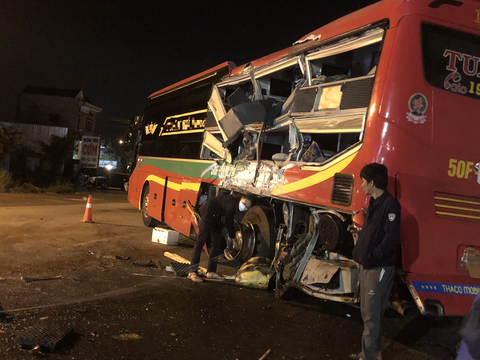 Xe khách va chạm xe tải trên quốc lộ , 1 người chết, 5 người bị thương - Ảnh 1. Xe khách va chạm xe tải trên quốc lộ , 1 người chết, 5 người bị thương - Ảnh 1.