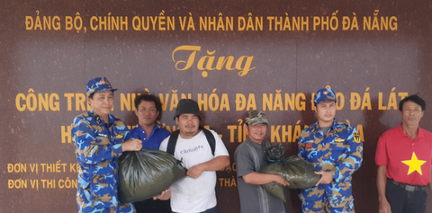 Vùng 4 Hải quân đang hỗ trợ lương thực cho ngư dân đảo Phú Quý - Ảnh 1. Cán bộ chiến sĩ đảo Đá Lát hỗ trợ lương thực cho ngư dân đảo Phú Quý - Ảnh: VÙNG 4 HẢI QUÂN