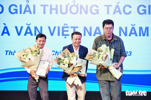 Nguyễn Thị Kim Hòa và Nguyễn Bích Lan nhận giải Nhà văn nữ ấn tượng - Ảnh 1. Nguyễn Thị Kim Hòa và Nguyễn Bích Lan nhận giải Nhà văn nữ ấn tượng - Ảnh 1.