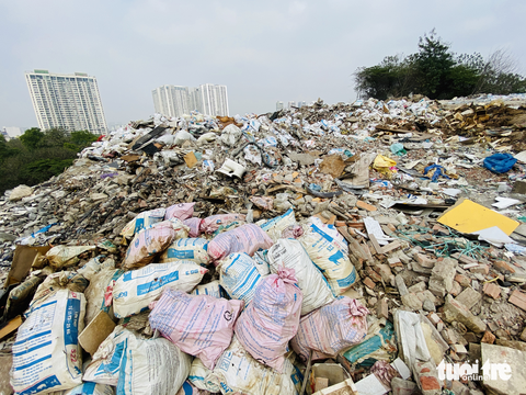 Phố rác đổ trộm cao như núi đồi, dài như sông suối cạnh cao ốc - Ảnh 2. Phố rác đổ trộm cao như núi đồi, dài như sông suối cạnh cao ốc - Ảnh 2.