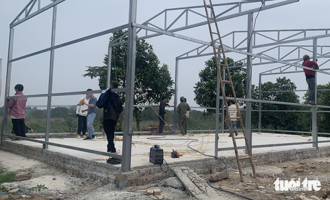 Phố rác đổ trộm cao như núi đồi, dài như sông suối cạnh cao ốc - Ảnh 5. Phố rác đổ trộm cao như núi đồi, dài như sông suối cạnh cao ốc - Ảnh 5.