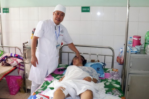 Cứu sống bệnh nhi gãy hai xương đùi, dập phổi, chấn thương sọ não - Ảnh 1. Cứu sống bệnh nhi gãy hai xương đùi, dập phổi, chấn thương sọ não - Ảnh 1.