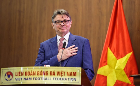 HLV Philippe Troussier: 'Tôi đến Việt Nam vì những thử thách' - Ảnh 1. Cảm xúc của tân HLV trưởng tuyển Việt Nam Philippe Troussier sau khi ký hợp đồng với VFF - Ảnh: N.KHÁNH