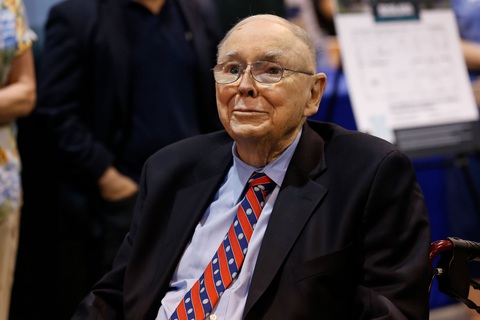 Elon Musk bóng gió mời gọi tỉ phú Warren Buffett mua cổ phiếu Tesla - Ảnh 2. Elon Musk bóng gió mời gọi tỉ phú Warren Buffett mua cổ phiếu Tesla - Ảnh 2.