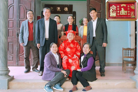 Cô Đậm đoàn viên - Ảnh 1. Cô Đậm (ngồi bìa trái) đoàn viên cùng đại gia đình tôi - Ảnh: tác giả cung cấp