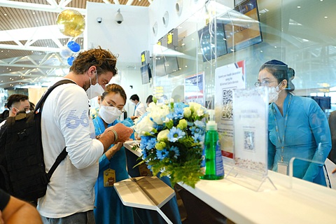 Du khách nước ngoài làm thủ tục check-in tại sân bay quốc tế Đà Nẵng - Ảnh: TẤN LỰC Du khách nước ngoài làm thủ tục check-in tại sân bay quốc tế Đà Nẵng - Ảnh: TẤN LỰC