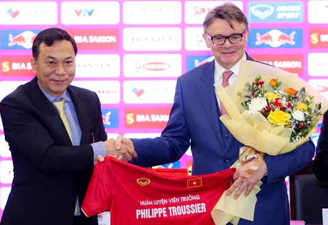 HLV Philippe Troussier: 'Tôi đến Việt Nam vì những thử thách' - Ảnh 3. Chủ tịch VFF Trần Quốc Tuấn tặng hoa và chiếc áo của đội tuyển Việt Nam cho Huấn luyện viên Philippe Troussier - Ảnh: N.KHÁNH