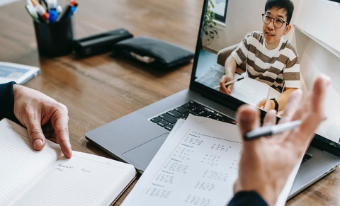 Học trực tuyến thời ChatGPT - Ảnh 1. Việc tự học online chỉ hiệu quả khi người học có tư duy phản biện và tính kỷ luật cao - Ảnh: VANESSA