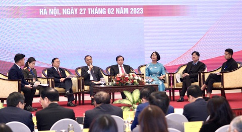 Tạo sức mạnh mềm từ tài nguyên văn hóa - Ảnh 1. Các đại biểu thảo luận về việc vận dụng linh hoạt Đề cương về văn hóa Việt Nam - Ảnh: NAM TRẦN
