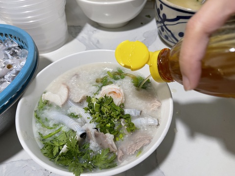 Vào hẻm Tân Phú ăn cháo Tiều trùn biển - Ảnh 4. Vào hẻm Tân Phú ăn cháo Tiều trùn biển - Ảnh 4.
