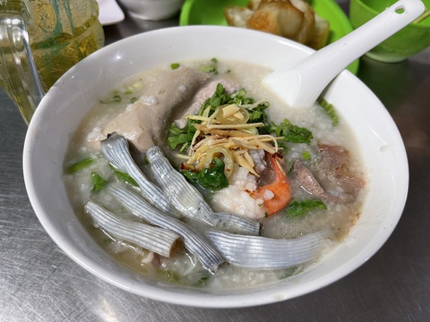 Vào hẻm Tân Phú ăn cháo Tiều trùn biển - Ảnh 1. Vào hẻm Tân Phú ăn cháo Tiều trùn biển - Ảnh 1.
