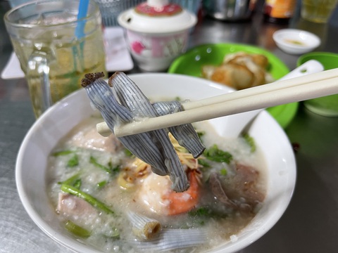 Vào hẻm Tân Phú ăn cháo Tiều trùn biển - Ảnh 3. Vào hẻm Tân Phú ăn cháo Tiều trùn biển - Ảnh 3.