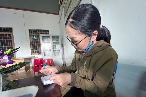 Sống sót kỳ diệu dưới lưỡi hái tử thần - Kỳ 9: Lật xe, hôn mê 18 ngày và sự tái sinh kỳ diệu - Ảnh 1. Không nói được sau tai nạn, chị Nhi giao tiếp bằng viết - Ảnh: Y.TR