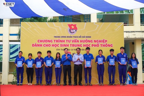 WESET trao học bổng và đóng góp quỹ xây thư viện cho THPT Hàm Thuận Bắc - Ảnh 2. WESET trao học bổng và đóng góp quỹ xây thư viện cho THPT Hàm Thuận Bắc - Ảnh 2.