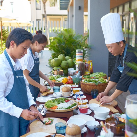 Khám phá du lịch Cam Ranh - Tận hưởng ẩm thực giữa khung cảnh tuyệt vời - Ảnh 4. Du khách tham gia trải nghiệm nấu ăn tại Breeze Bar