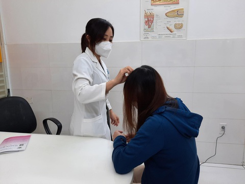 Vì sao tóc rụng nhiều? Có nên nhổ tóc bạc? - Ảnh 1. Vì sao tóc rụng nhiều? Có nên nhổ tóc bạc? - Ảnh 1.