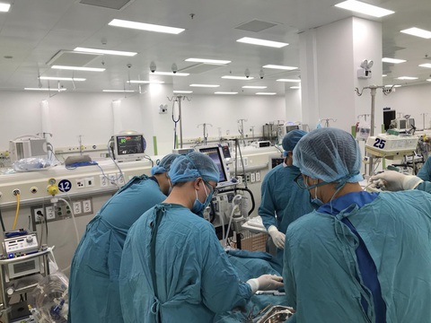 Các bác sĩ Bệnh viện Nhi đồng 1 (TP.HCM) cứu sống thành công một trường hợp bị viêm cơ tim tối cấp, ngưng tim, ngưng thở - Ảnh: BSCC Các bác sĩ Bệnh viện Nhi đồng 1 (TP.HCM) cứu sống thành công một trường hợp bị viêm cơ tim tối cấp, ngưng tim, ngưng thở - Ảnh: BSCC