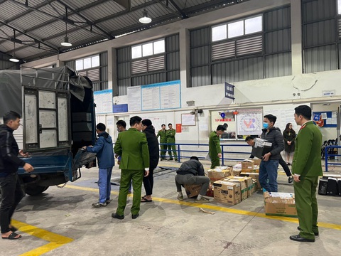 Giám đốc Trung tâm đăng kiểm 29-10D và nhân viên nhận hối lộ 5 tỉ đồng - Ảnh 1. Giám đốc Trung tâm đăng kiểm 29-10D và nhân viên nhận hối lộ 5 tỉ đồng - Ảnh 1.