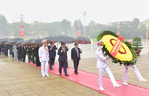 Lãnh đạo Đảng, Nhà nước vào lăng viếng Chủ tịch Hồ Chí Minh nhân ngày thành lập Đảng - Ảnh 2. Lãnh đạo Đảng, Nhà nước vào lăng viếng Chủ tịch Hồ Chí Minh nhân ngày thành lập Đảng - Ảnh 2.