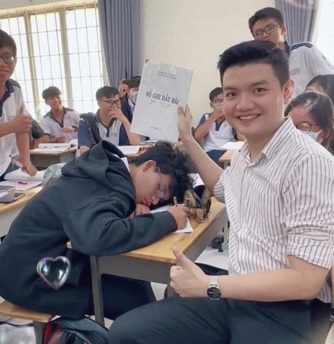 Ảnh vui 3-2: Sổ đầu bài hân hạnh tài trợ chương trình này - Ảnh 1. Ảnh vui 3-2: Sổ đầu bài hân hạnh tài trợ chương trình này - Ảnh 1.