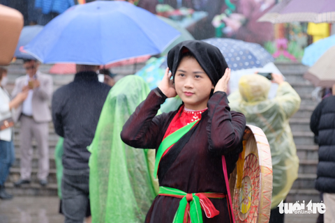 Biển người dự hội Lim, quan họ không ngửa nón nhưng còn nhận tiền - Ảnh 1. Biển người dự hội Lim, quan họ không ngửa nón nhưng còn nhận tiền - Ảnh 1.