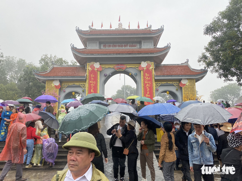 Biển người dự hội Lim, quan họ không ngửa nón nhưng còn nhận tiền - Ảnh 4. Biển người dự hội Lim, quan họ không ngửa nón nhưng còn nhận tiền - Ảnh 4.