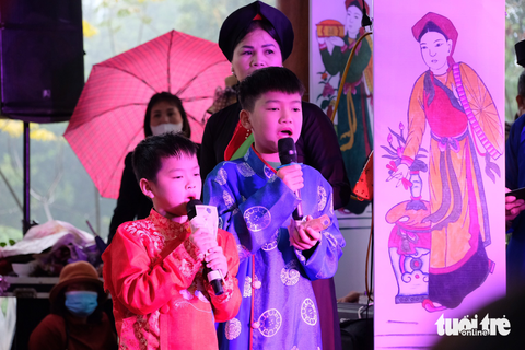 Biển người dự hội Lim, quan họ không ngửa nón nhưng còn nhận tiền - Ảnh 6. Biển người dự hội Lim, quan họ không ngửa nón nhưng còn nhận tiền - Ảnh 6.